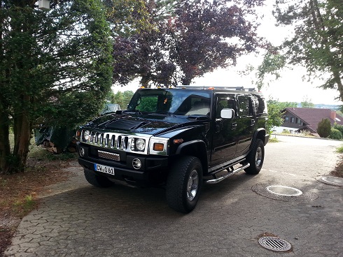 Der H2 ist der Versuch von GM, die steigende Nachfrage nach Sport Utility Vehicles (SUV) zu nutzen und dabei gleichzeitig von der Popularität des militärischen Hummer zu profitieren. So ist der H2 technisch eng verwandt mit seinen Konzernbrüdern Chevrolet Tahoe und Cadillac Escalade, ähnelt jedoch optisch mehr dem H1.